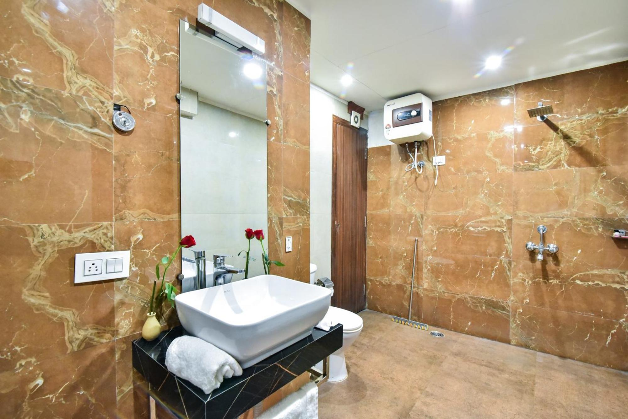 Hotel Pinaz Royale Amritsar Esterno foto