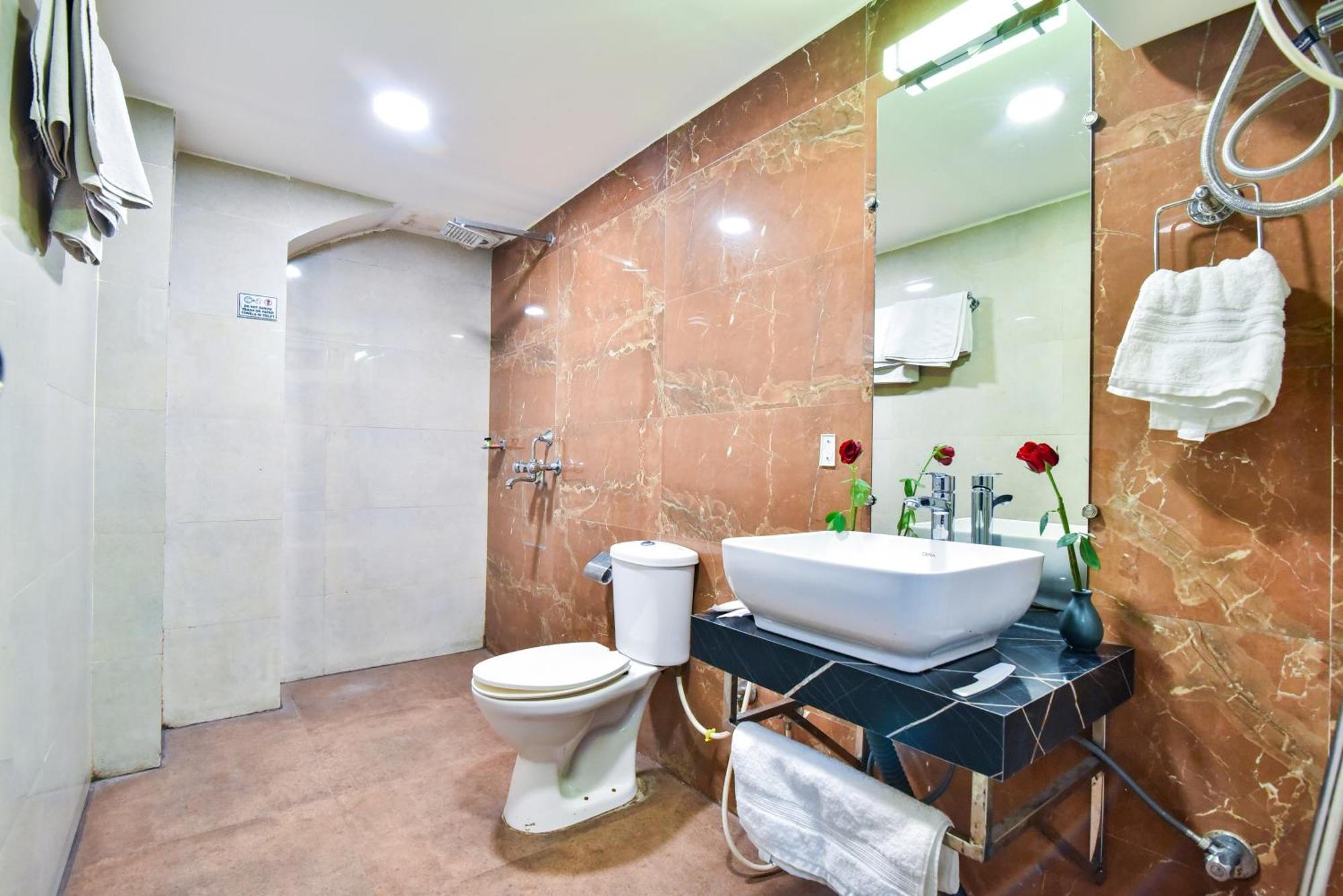 Hotel Pinaz Royale Amritsar Esterno foto