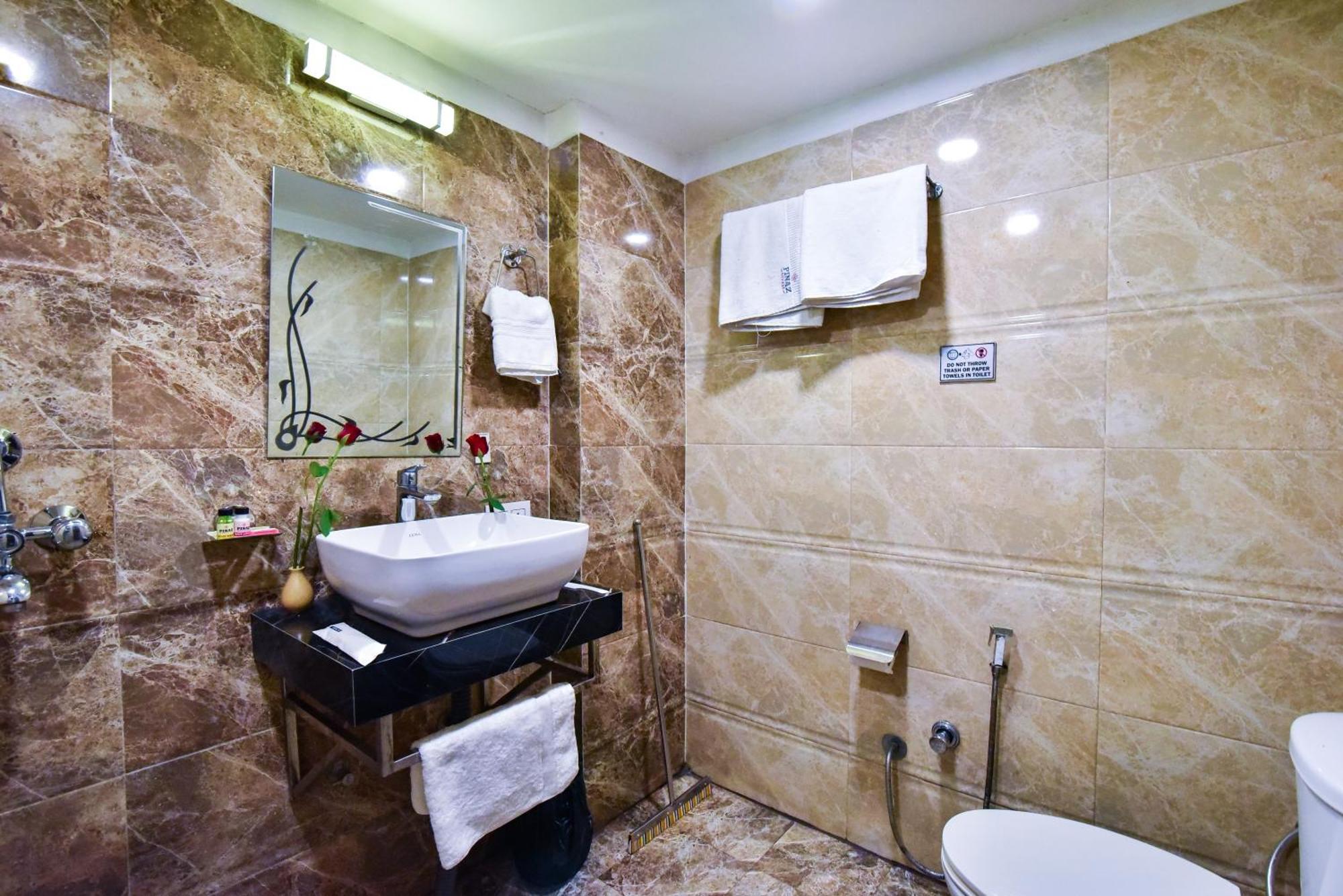 Hotel Pinaz Royale Amritsar Esterno foto