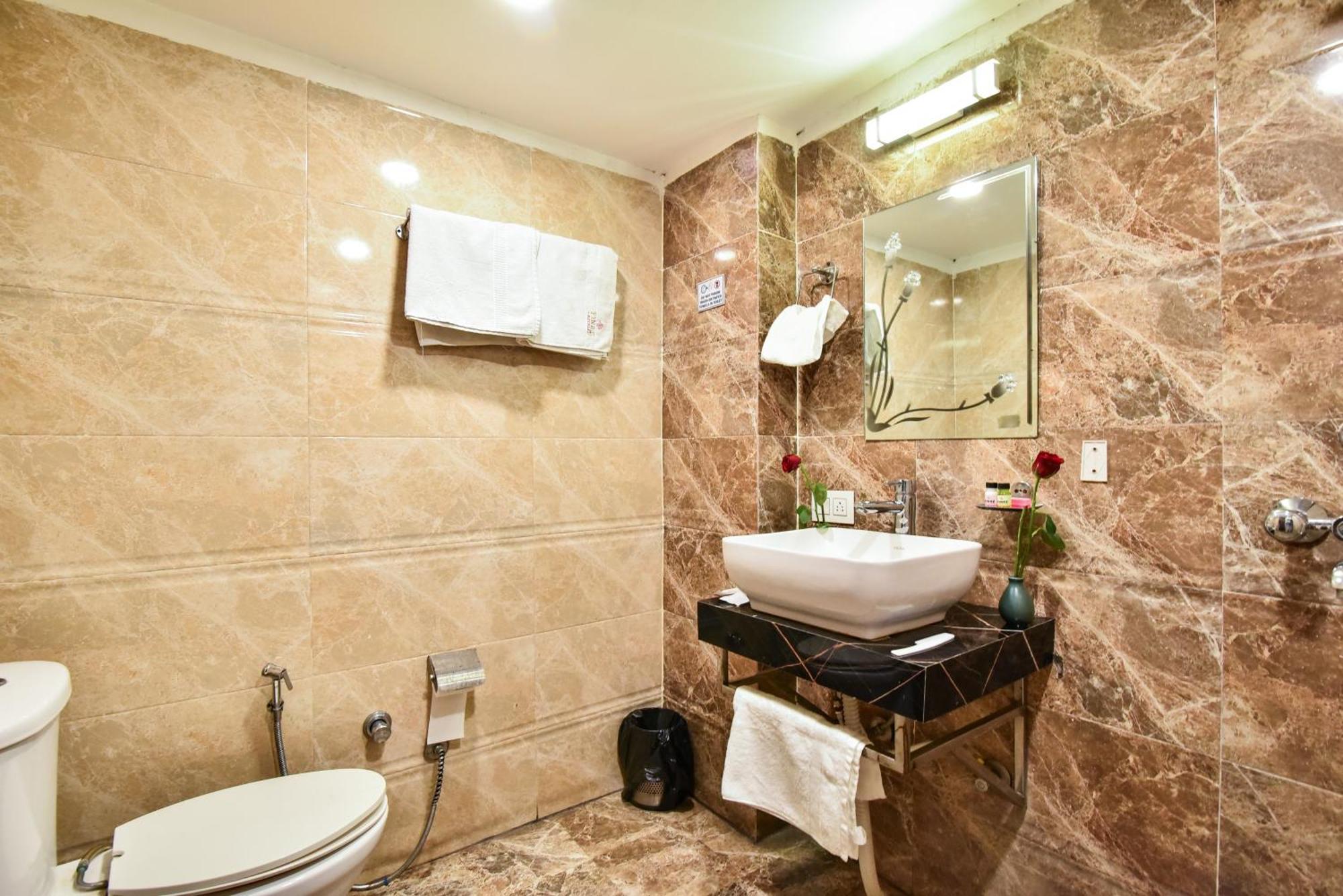 Hotel Pinaz Royale Amritsar Esterno foto